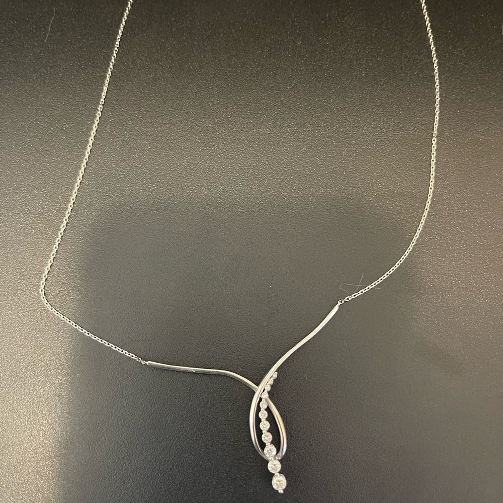 White gold, 11 diamond Necklace
